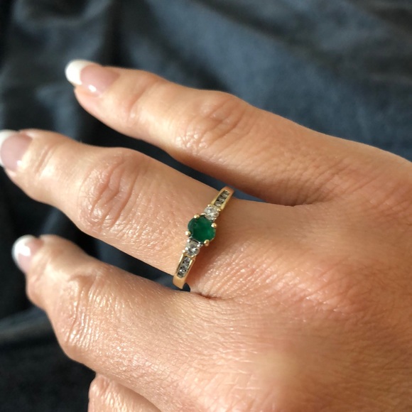 14 kt gold natural emerald and diamond ring. - Picture 8 of 16
